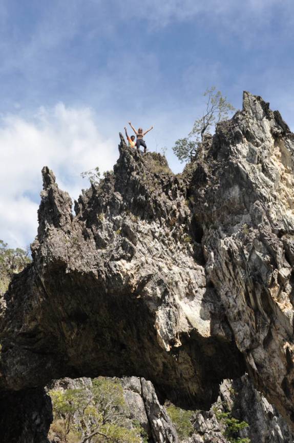 Sobre a bela Ponte de Pedra, na Chapada dos Veadeiros, região de Cavalcante - GO